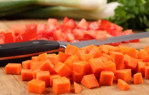 胡萝卜含有大量胡萝卜素，有补肝明目的作用，可治疗夜盲症