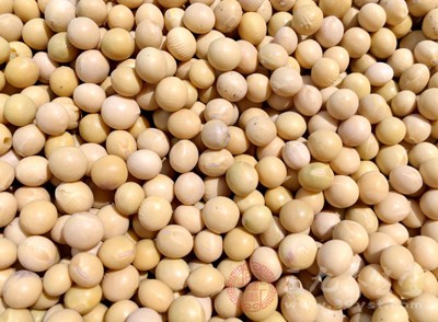 大豆中含有多种矿物质，可以补充钙质