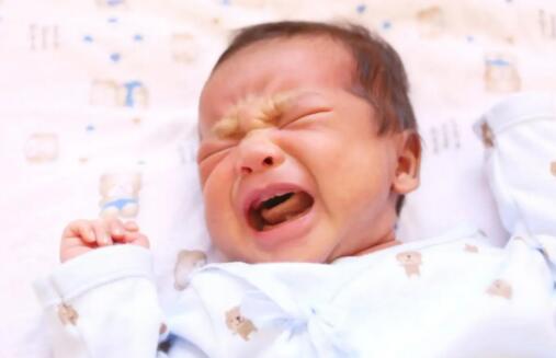 科学家们发现让哭闹婴儿平静下来的最佳策略是抱着他们走5分钟