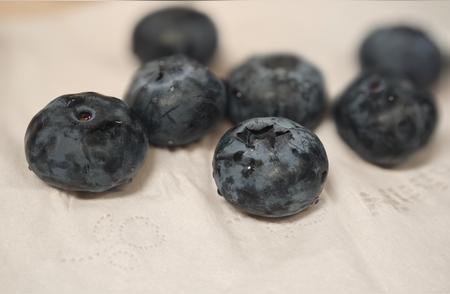 别盲目追捧超大蓝莓，教你4个挑选技巧